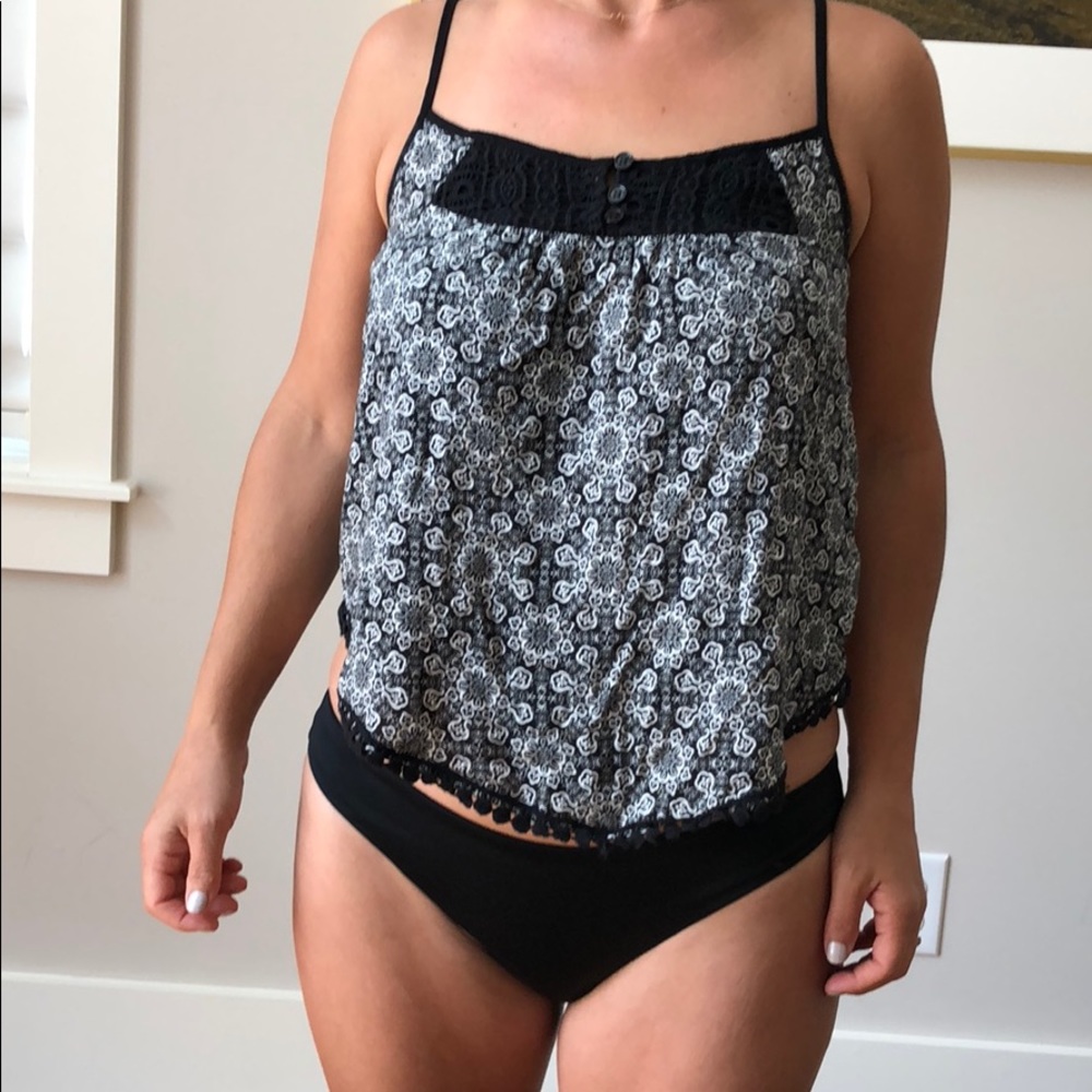Spaghetti strap patterned black & white crop top